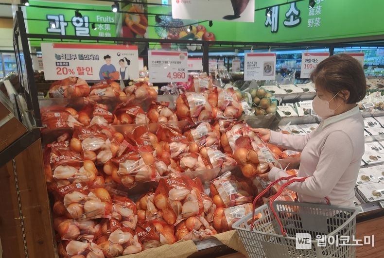 CA저장양파를 구매하고 있는 고객 사진 2023.03.17 (출처:롯데마트)