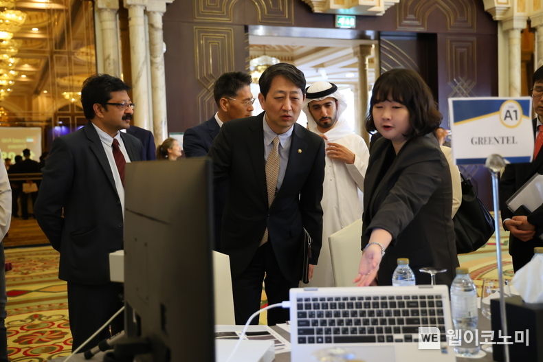 KOTRA(사장 유정열)는 제1차 한-중동 셔틀 경제협력단 연계 이달 16일 UAE 아부다비에서 ‘한-UAE 비즈니스 상담회’를 개최했다. 안덕근 통상교섭본부장이 국내 참가기업 관계자의 설명을 듣고 있다. 2023.03.17 (출처:KOTRA)