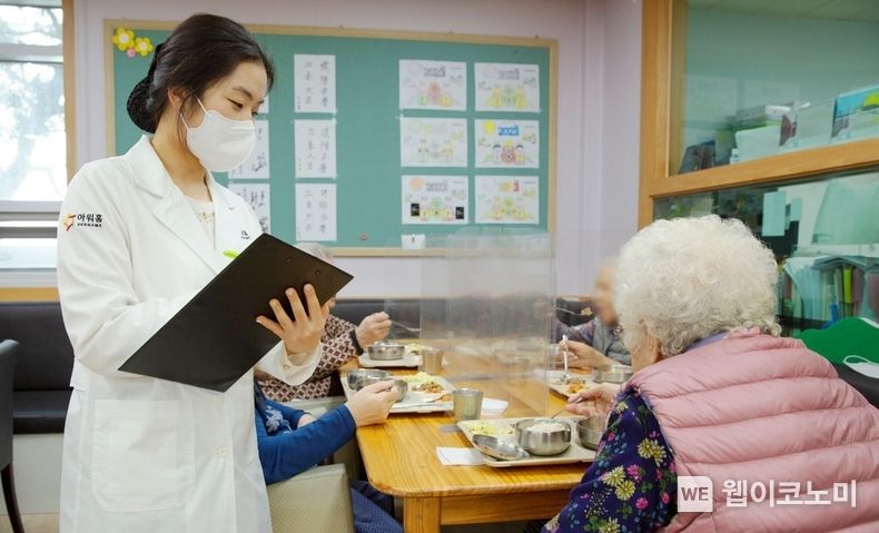 아워홈 영양사가 서울 마포구에 위치한 한서데이케어센터에서 '인지기능개선 관리 식단'을 시설 이용 어르신에게 소개하고 있다. 2023.03.21 (출처:아워홈)