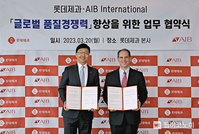 협약식 기념촬영(사진좌측 이창엽 롯데제과 대표, 사진 우측 댄마틴 AIB 인터네셔널 대표) 2023.03.21 (출처:롯데제과)