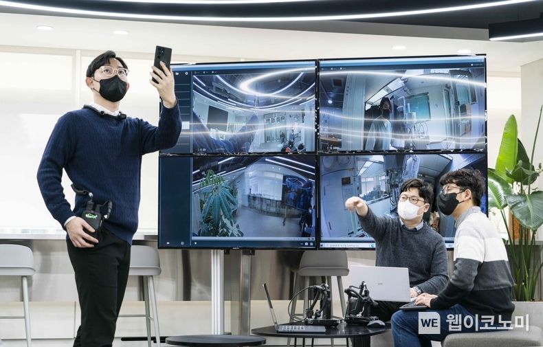 SKT 구성원들이 실내 실증망을 시험하는 모습 2023.03.22 (출처:SKT)
