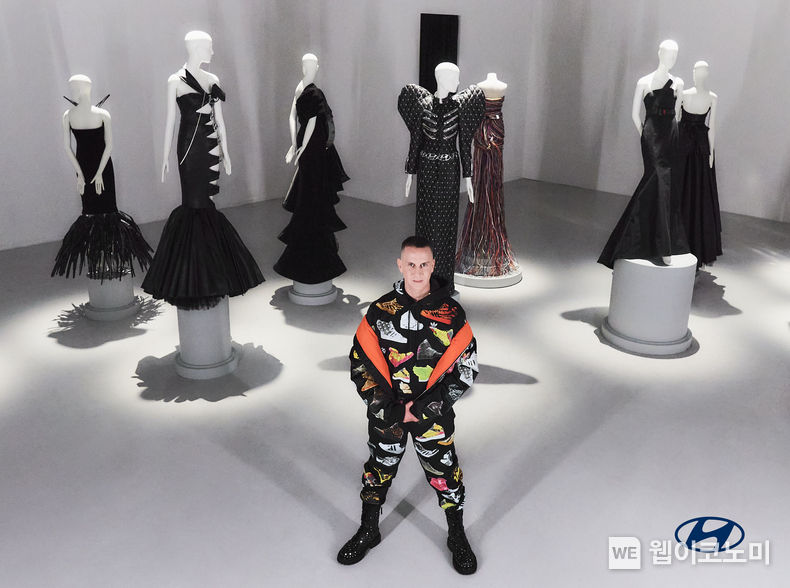  ‘2023 리스타일 컬렉션’ 앞에서 포즈를 잡고 있는 제레미 스캇(Jeremy Scott) 2023.03.22 (출처:현대차·기아 커뮤니케이션센터)