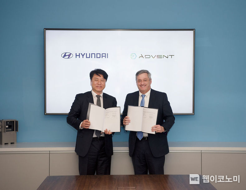 현대차·기아는 22일(이하 현지 시간) 미국 보스턴에 위치한 어드벤트 본사에서 초고온 연료전지용 MEA개발을 위해 어드벤트사와 공동 개발 협약을 체결했다. 왼쪽부터 현대차·기아 기초소재연구센터장 홍승현 상무와 어드벤트 테크놀로지스 최고운영책임자(COO) 짐 코페이(Jim Coffey). 2023.03.23 (출처:현대차.기아 커뮤니케이션센터)