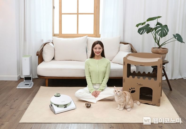 삼성전자 모델이 강력한 청소 성능에 펫 케어 기능을 강화한 2023년형 '비스포크 제트 봇 AI'를 소개하고 있는 모습 2023.03.23 (출처:삼성전자)