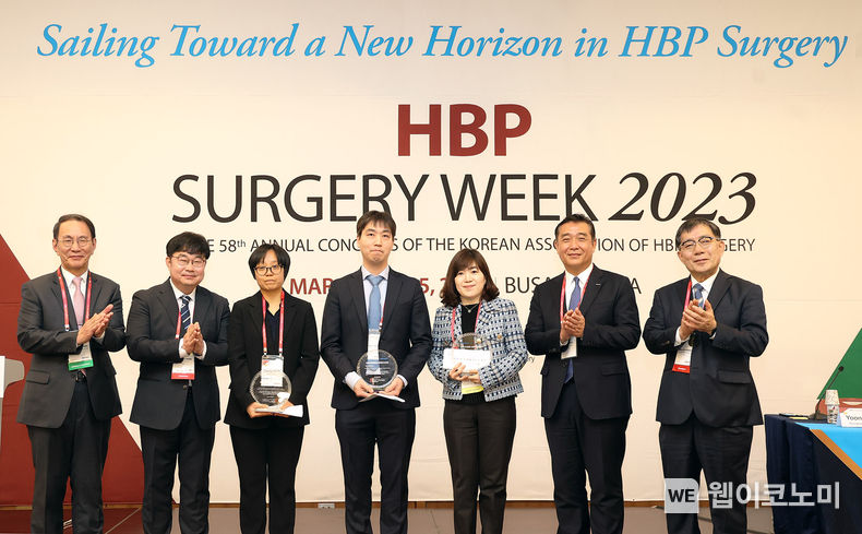 24일 열린 ‘2023 두산연강 간담췌외과학술상’ 시상식에서 (왼쪽부터) 한국간담췌외과학회 최동욱 (전)회장, 한국간담췌외과학회 박상재 이사장, 국립암센터 강미주 연구원, 아주대학교병원 홍성연 조교수, 중앙대학교병원 이승은 교수, 두산연강재단 이원재 대표이사, 한국간담췌외과학회 황윤진 회장이 기념사진을 촬영하고 있다. 2023.03.24 (출처:두산)
