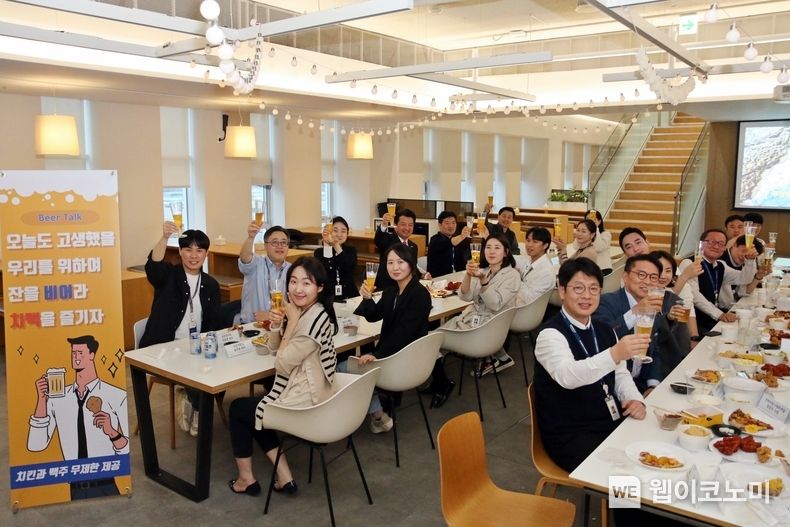 23일 에어부산 임직원들이 경영층과 직원들 간의 벽을 허물고 자유로운 대화를 나누는 시간인 ‘비어톡(Beer talk)’ 간담회를 즐기고 있다. 2023.03.24 (출처:에어부산)