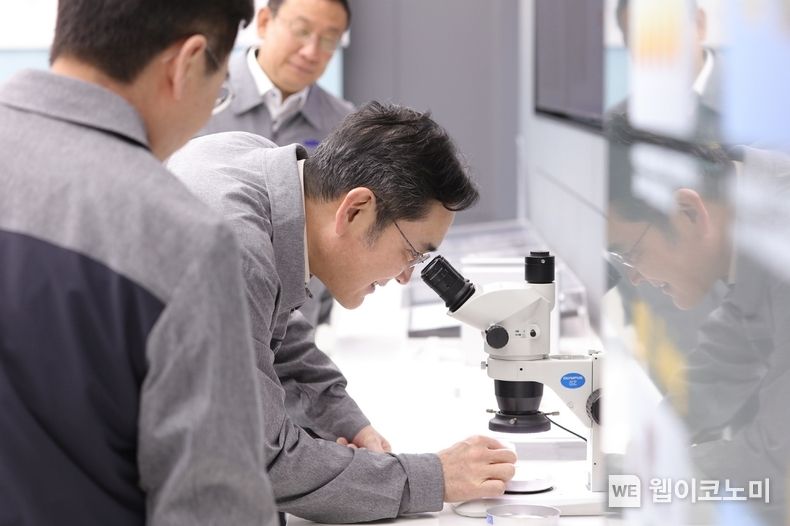 이재용 삼성전자 회장이 24일 중국 텐진에 위치한 삼성전기 사업장을 방문해 MLCC 생산 공장을 점검하는 모습 2023.03.26 (출처: 삼성전자)
