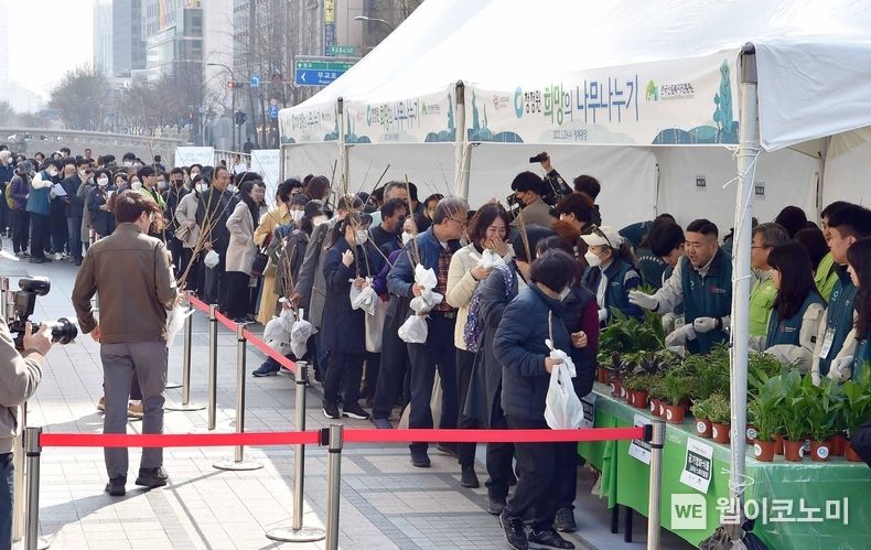 2023 청정원 희망의 나무 나누기 행사에서 시민들에게 나무 묘목을 나눠주고 있다. 2023.03.29 (출처:대상㈜)