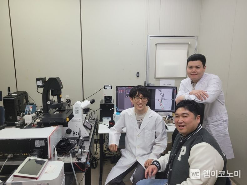 연구팀 사진 (왼쪽부터 양운 씨, 오승수 교수, 강병화 씨) 2023.03.29 (출처:POSTECH)