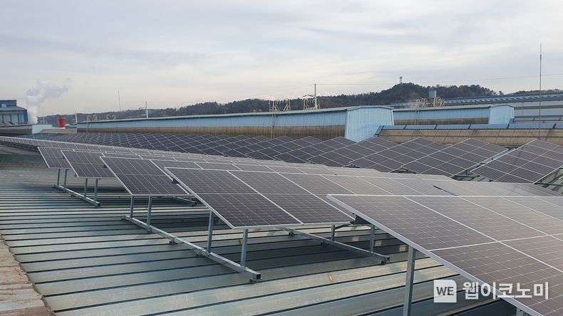 동국제강 포항공장 지붕에 설치된 태양광 자가발전 설비 사진 2023.03.29 (출처:동국제강)