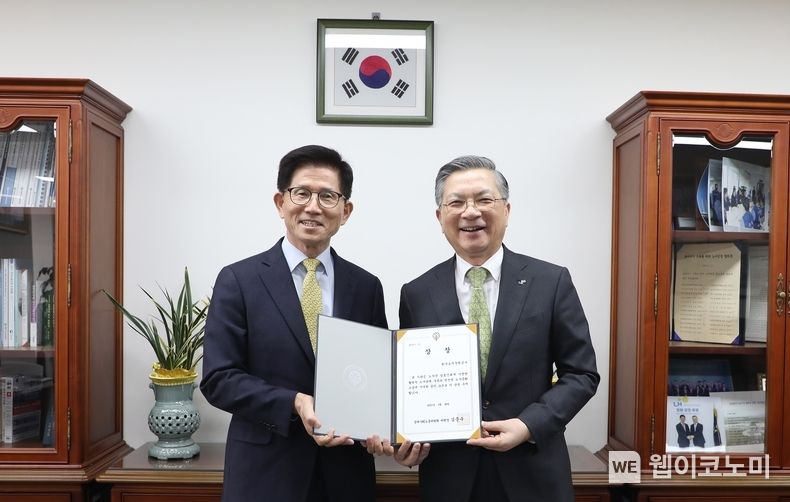 김문수 경제사회노동위원장(왼쪽)과 이한준 LH사장이 표창 수상 기념촬영을 하고 있다. 2023.03.31 (출처:LH)