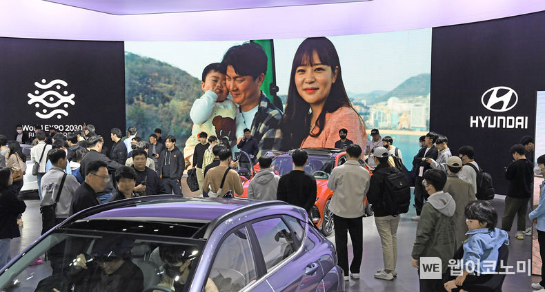 경기도 고양시 킨텍스에서 열리는 ‘2023 서울모빌리티쇼’ (3/31~4/9)’에 마련된 현대차 전시관 대형 LED 전광판에 현대차그룹이 부산 시민과 함께 만든 부산세계박람회 유치 홍보 영상『부산 시민들이 초대합니다』가 상영되고 있다. 2023.04.03 (출처:현대차·기아 커뮤니케이션센터)