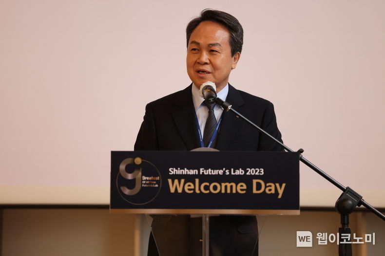 이날 행사에 참석한 진옥동 회장이 환영인사를 하고 있다. 2023.04.03 (출처:신한금융그룹)