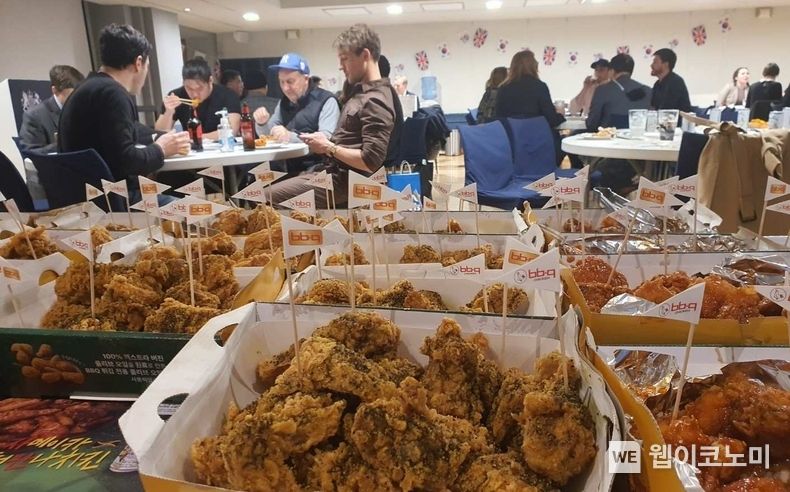 지난 31일 오후, 제너시스BBQ가 주한영국대사관의 영국의 밤에서 BBQ 치킨을 즐기고 있다. 2023.04.03 (출처:제너시스BBQ)