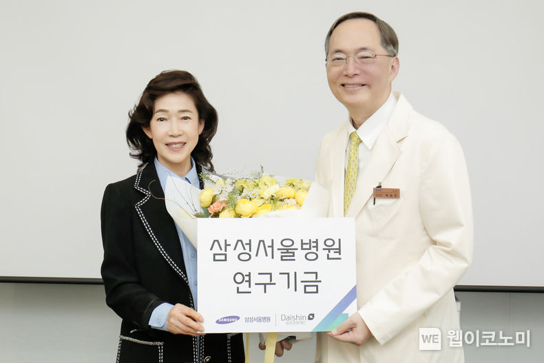 박승우 삼성서울병원장(오른쪽)과 이어룡 대신파이낸셜그룹 회장(왼쪽)이 서울시 일원동 삼성서울병원에서 후원금 전달식 기념촬영을 하고 있다. 2023.04.05 (출처 : 대신파이낸셜그룹)