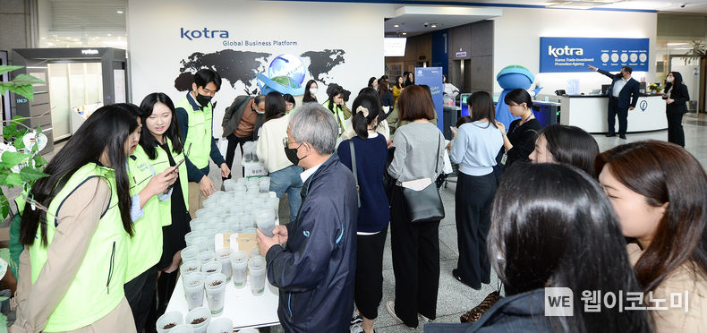 KOTRA(사장 유정열)는 4월 5일 식목일을 맞이해 염곡동 본사에서 ‘더 그린(GREEN) KOTRA’라는 주제로, 폐다회용컵을 업사이클링한 화분을 임직원 대상으로 배포한다. 화분나눔 행사 현장의 모습. 2023.04.05 (출처 : KOTRA)