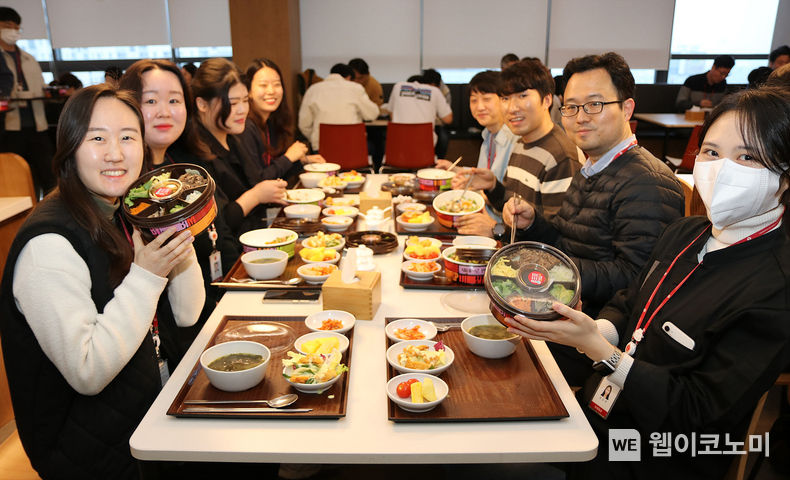 주현영 비빔밥 도시락 100만개 판매기념 도시락데이 이벤트 2023.04.07 (출처 : 롯데웰푸드)