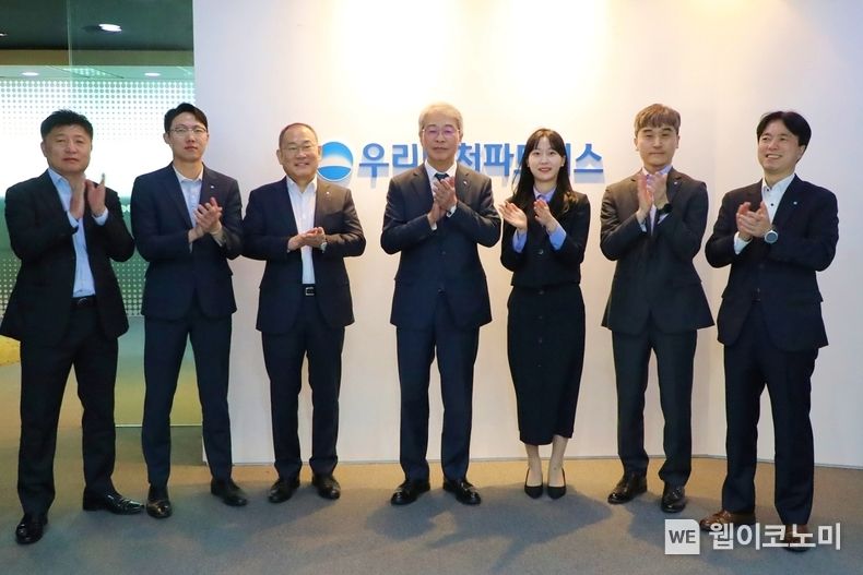 우리금융그룹(회장 임종룡)은 지난 4일 우리벤처파트너스를 방문해 임직원들과 소통의 시간을 가졌다. 임종룡 우리금융그룹 회장(왼쪽에서 네번째), 김창규 우리벤처파트너스 대표(왼쪽에서 세번째)와 임직원들이 기념촬영을 하고 있다. 2023.04.07 (출처 : 우리금융그룹)