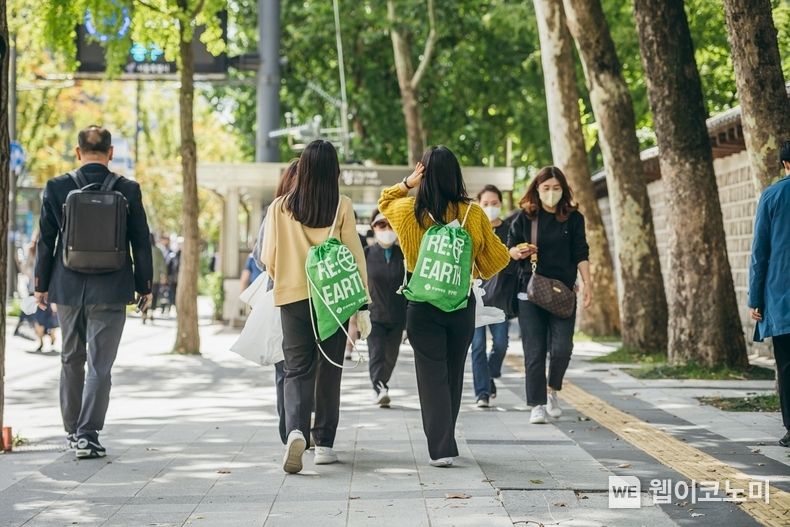 바다, 도시 너머 ‘궁궐’로 납시오! ... 역사를 향한 플로깅, ‘경희궁 리얼스마켓’ 2023.04.10 (출처 : 롯데백화점)