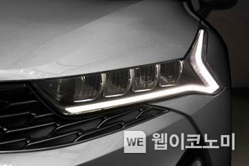 고투과 폴리카보네이트가 적용된 자동차 주간주행등 2023.04.10 (출처 : 삼양홀딩스)