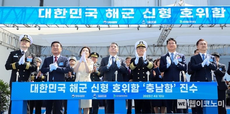 사진 왼쪽부터 이경진 충남함장(중령), 김두겸 울산광역시장, 제미영 여사(국방부장관 부인), 이종섭 국방부장관, 이종호 해군참모총장, 한영석 HD현대중공업 부회장, 엄동환 방위사업청장 2023.04.10 (출처 : HD현대)