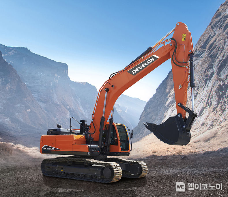  HD현대인프라코어가 앙골라에 수출할 디벨론 굴착기 2023.04.11 (출처 : HD현대)