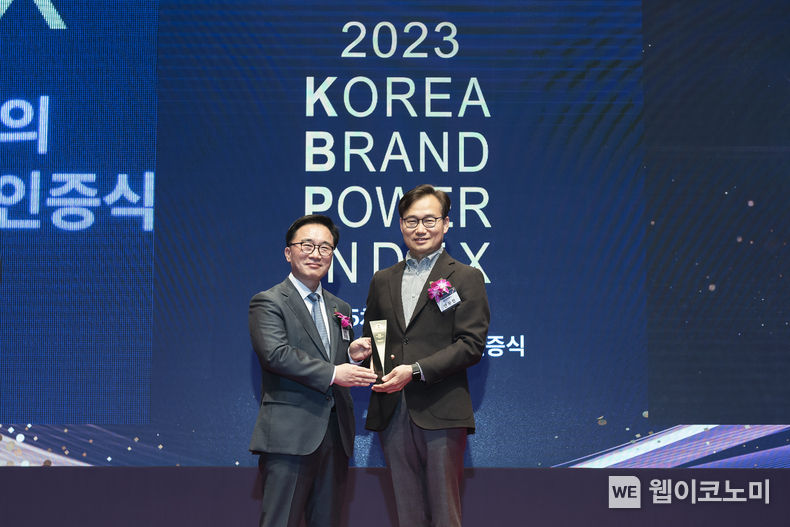 11일 신라호텔에서 열린 ‘한국 산업의 브랜드파워(K-BPI)’ 인증식에서 안무인 스피드메이트사업부장(오른쪽)과 한수희 한국능률협회컨설팅 대표(왼쪽)가 시상 후 기념사진을 촬영하는 모습. 2023.04.11 (출처 : SK네트웍스)