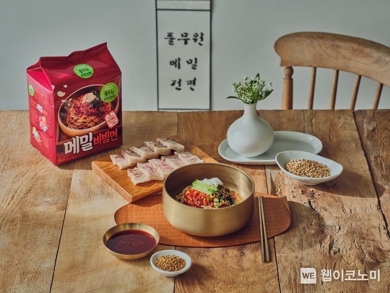 톡톡 튀는 볶은 메밀 건더기와 숙성 비빔장으로 전문점에서 맛보던 메밀면의 식감과 맛을 구현한 풀무원 ‘메밀 비빔면’ 2023.04.12 (출처 : 풀무원)