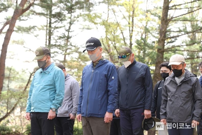동국제강 임직원과 제2신속대응사단 부대원이 용문산 지구 전적비에서 군인의 헌신을 추모하며 묵념하는 모습 (장세욱 동국제강 부회장(가운데), 표창수 제2신속대응사단장(가운데에서 왼쪽)) 2023.04.12 (출처 : 동국제강)