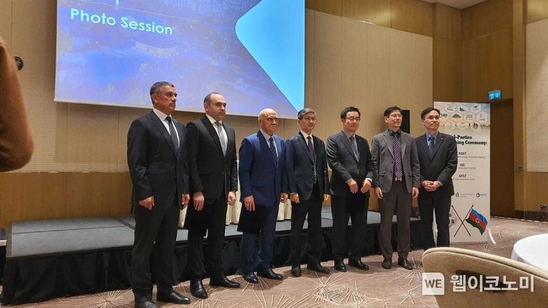 KOTRA(사장 유정열)는 이달 11일부터 3일간 아제르바이잔 바쿠에서 한국 스마트팜 기업의 수출지원을 위한 ‘한국-아제르바이잔 스마트팜 파트너링’ 행사를 개최했다. 행사 주요 인사들이 12일 기념 촬영을 하고 있다. 왼쪽부터 에이바즈 휴세이노브(Eyvaz Huseynov) 아제르바이잔 코자밴드 시장, 아나르 자파로브(Anar Jafarov) 농업부 산하 AIC(Agrararian Innovation Center) 디렉터, 바레흐 알랏자로브(Valeh Alasgarov) 아래트 경제 자유구역 총장, 이은용 주아제르바이잔 공화국 대한민국 대사, 안호근 한국농업기술진흥원 원장, 김성수 KOTRA CIS지역본부장, 조계권 KOTRA 바쿠무역관장. 2023.04.13 (출처: KOTRA)
