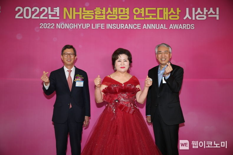4월 13일(목) 서울 소공동 조선호텔에서 열린 NH연도대상 시상식에서 대상 수상자 심수연FC(가운데)와 농협중앙회 이석준 회장(오른쪽), NH농협생명 윤해진 대표(왼쪽)가 기념촬영을 하고 있다. 2023.04.14 (출처 : NH농협생명)