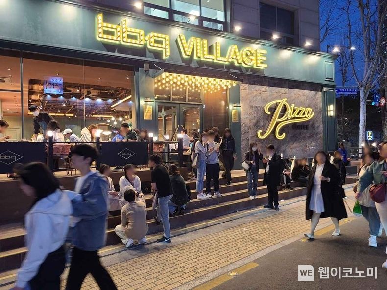 낮엔 브런치∙밤엔 치맥까지, MZ 핫플로 급부상한 BBQ 빌리지 송리단길점 2023.04.18 (출처:제너시스BBQ)