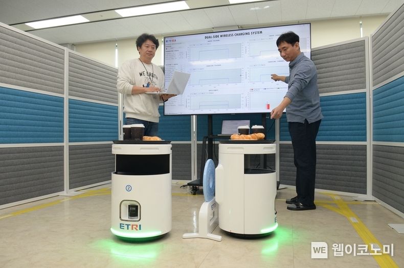 ETRI 연구진이 듀얼사이드 무선충전 시스템의 로봇 충전을 시연하는 모습 2023.04.19 (출처: ETRI)