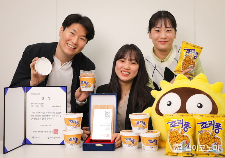 왼쪽부터 ‘죠리퐁 컵시리얼’ 패키지를 개발한 임현준 사원, 이시은 사원, 최지혜 사원 2023.04.20 (출처: 크라운제과)