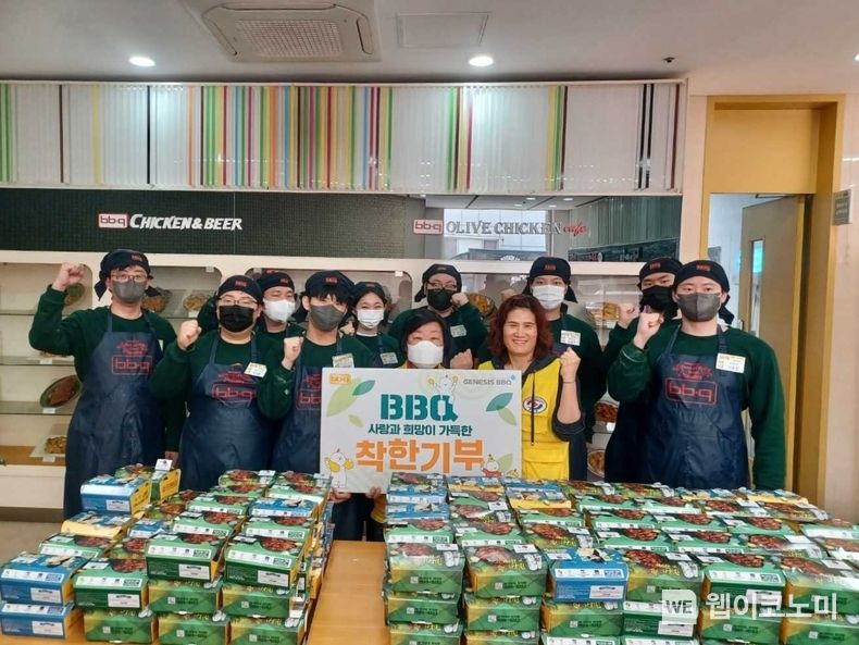 BBQ치킨_BBQ가 대한적십자사 경기도지사 광주지구협의와 치킨대학 착한기부를 통해 저소득층 독거노인 가정에 치킨을 기부하고 있다. 20023.04.20 (출처: 제너시스 BBQ)