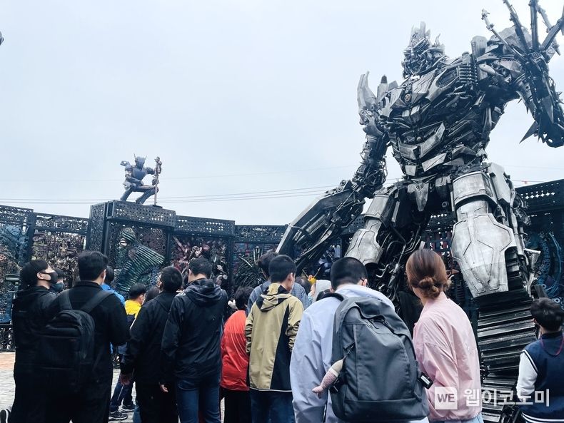 울산시 재생복합문화 예술공간 'Fe01 갤러리'를 중증 장애아동, 청년이 관람하는 모습 2023.04.20 (출처: 동서발전)