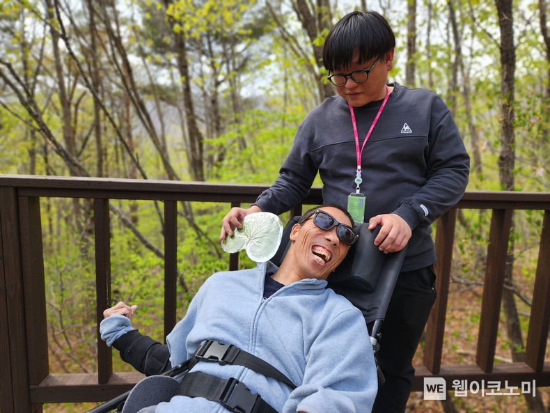나눔숲 소통캠프에 참여한 함양 연꽃의집 거주 장애인과 사회복지사 2023.04.20 (출처: 교보교육재단)