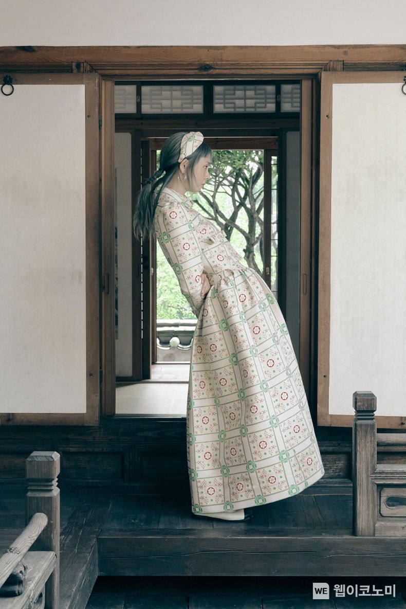 MINJUKIM V&A 패션쇼 의상 디자인 2023.04.21 (출처 : LG생활건강)