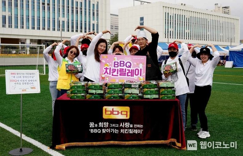 BBQ가 '찾아가는 치킨릴레이'를 통해 '이천시 장애인의 날 기념행사'에 치킨과 사이드 메뉴를 기부하며 선한 영향력을 전파하고 있다<br>
20023.04.21 (출처: 제너시스BBQ)
