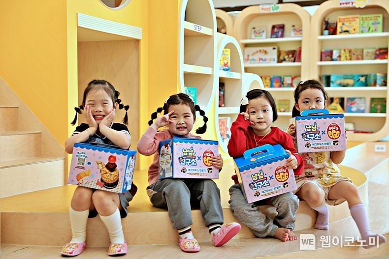 잉글리시에그 전국 70여개 센터에서 ‘에그하우스 만들기’ 체험 수업이 4월 한 달간 진행 중이다. 잉글리시에그 청량리전농센터에서 아이들이 롯데웰푸드 과자를 활용하여 자신만의 과자집을 만들고 있다. 2023.04.24 (출처 : 롯데웰푸드)
