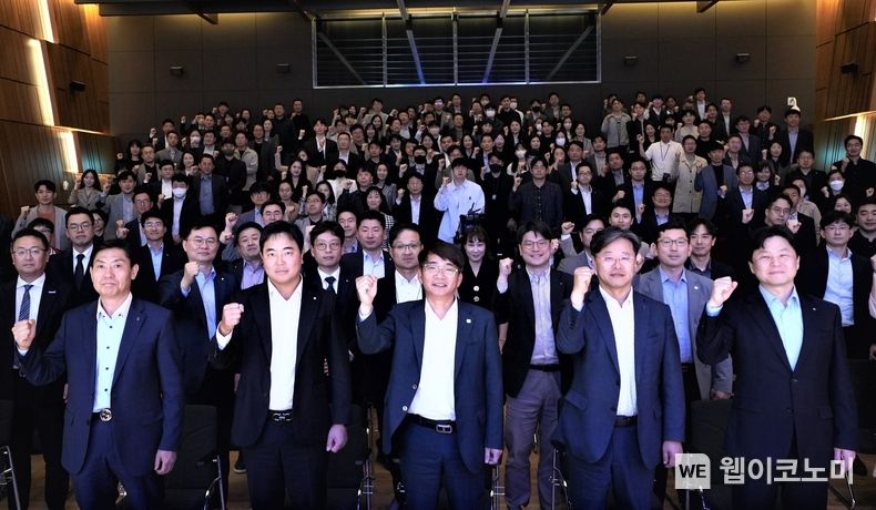 지난 25일 서울시 중구 페럼타워에서 열린 타운홀 미팅에서 이영종 사장(가운데)과 임태조 B2B사업그룹장(왼쪽 첫번째), 김범수 FC사업그룹장(왼쪽 두번째), 이후경 DB사업그룹장(오른쪽 첫번째), 김순기 전략기획그룹장(오른쪽 두번째) 및 임직원들이 기념 촬영을 하고 있다. 2023.04.26 (출처: 신한라이프)