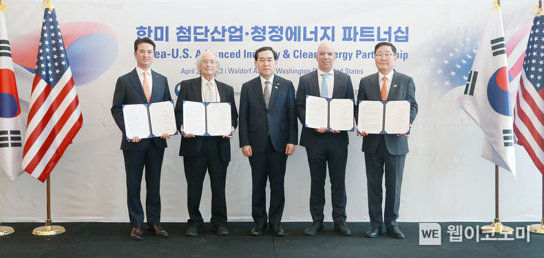 (오른쪽부터) 조석 HD현대일렉트릭 사장, 로저 마르텔라 GE 최고지속경영책임자, 이창양 산업통상자원부 장관, 조지 맥나미 플러그파워 이사회 의장, 추형욱 SK E&S 사장이 25일(현지시간) 미국 워싱턴 D.C.에서 열린 ‘블루수소 생산·유통·활용을 위한 전주기 사업 투자 협력을 위한 업무 협약식’ 행사에서 기념촬영을 하고 있다. 2023.04.26 (출처 : HD현대)