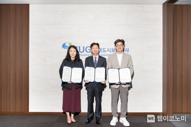 4월 25일 부산 BIFC 19층에서 진행된 ‘1사 1허그결연’ MOU 체결식 현장. 왼쪽부터 차례대로 김은형 동산원 원장, 이병훈 HUG 사장직무대행, 노희헌 초록우산 어린이재단 부산지역본부장 2023.04.26 (출처 : 주택도시보증공사)