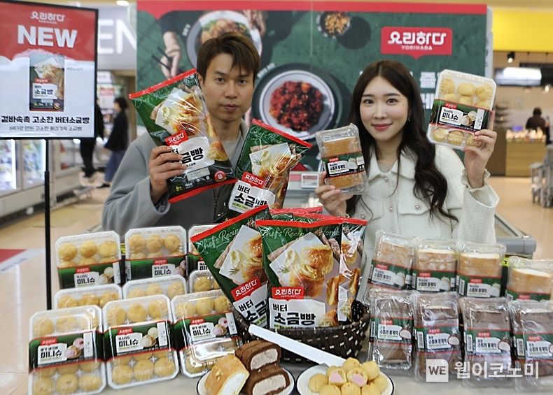 롯데마트 서울역점에서 요리하다 디저트 5종을 홍보하는 모습 2023.04.27 (출처: 롯데마트)