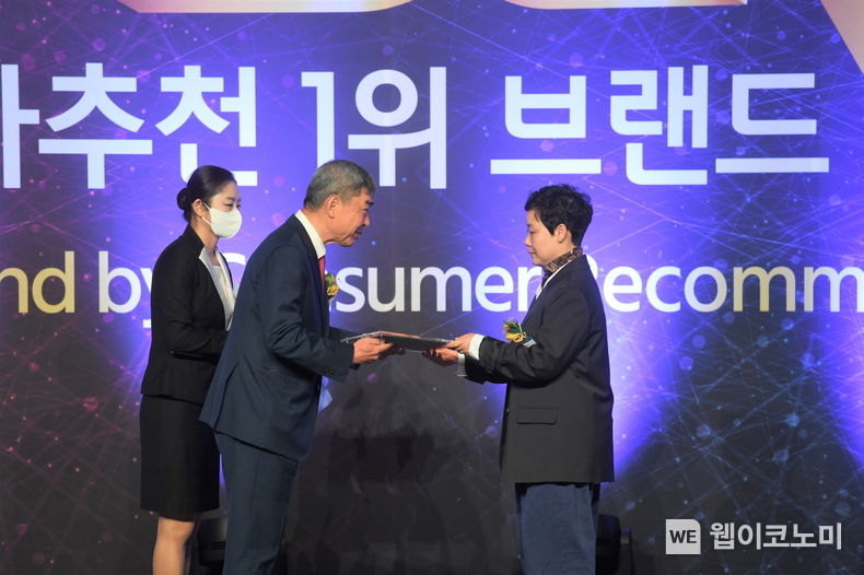 풀무원다논 그릭 관계자(오른쪽)가 지난 26일 서울 중구 더 플라자호텔에서 열린 ‘2023 소비자추천 1위 브랜드’ 시상식에서 그릭 요거트 부문 대상을 수여받고 있다. 2023.04.27 (출처: 풀무원)