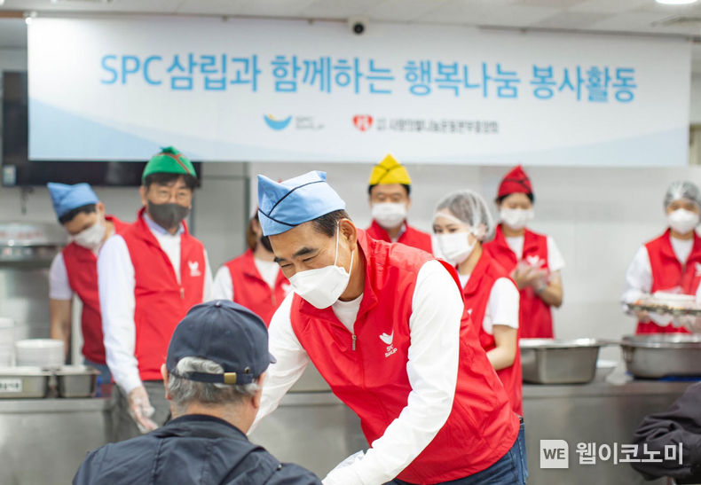 28일 SPC삼립 황종현 대표이사와 임직원들이 서울 용산구에 위치한 ‘따스한채움터’에서 사랑의 빨간밥차 무료급식 봉사활동에 참여하고 있다. 2023.04.28 (출처 : SPC삼립)