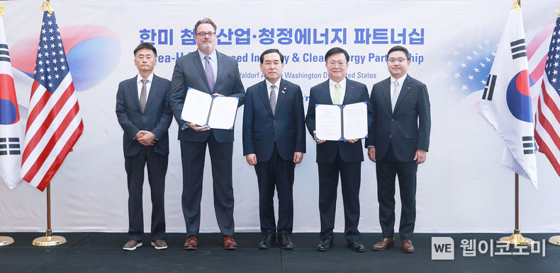 25일(현지시각) 미국 워싱턴DC에서 진행된 ‘전략적 파트너십’을 위한 업무협약(MOU) 체결식이 끝나고 참석자들이 기념사진을 촬영하고 있다. 왼쪽부터 로크웰 오토메이션코리아 이용하 대표, 로크웰 오토메이션 에드 몰랜드 부사장, 산업통상자원부 이창양 장관, ㈜두산 문홍성 대표, 두산로보틱스 류정훈 대표. 2023.04.30 (출처: 두산)