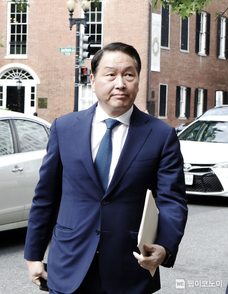 최태원 SK그룹 회장이 4월 25일(현지시간) 미국 워싱턴DC에서 열린 투자신고식 및 한미 비즈니스 라운드 테이블 참석을 위해 미 상공회의소로 입장하고 있다. 2023.05.01 (출처: SK)