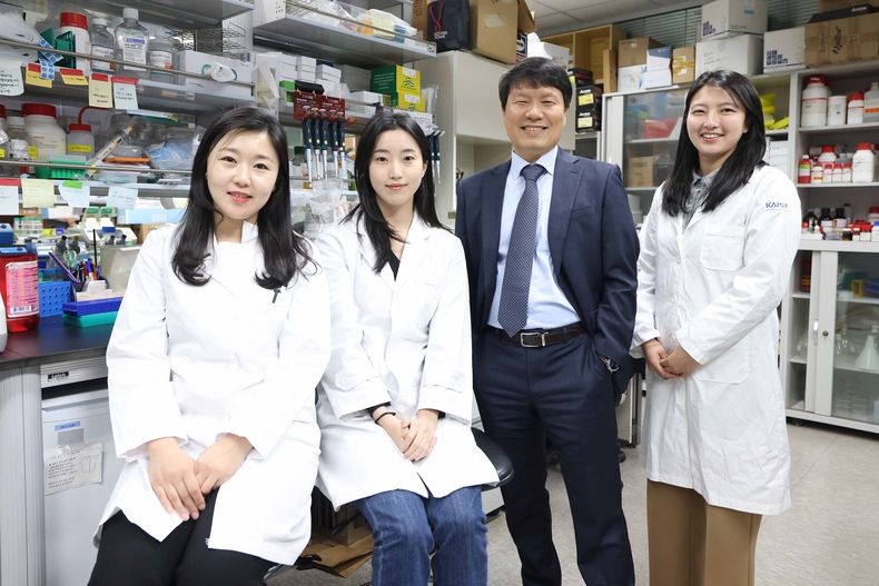 (왼쪽부터) 김지혜 선임연구원, 유정혜 박사과정, 허원도 교수, 유다슬이 연구조교수 2023.05.01 (출처: KAIST)