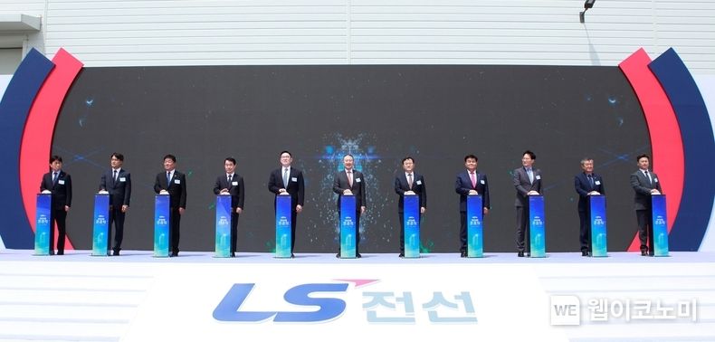  LS전선 ‘HVDC 해저케이블 공장 준공식’에서 구자은 LS그룹 회장(왼쪽 6번째), 명노현 ㈜LS 대표(왼쪽 7번째), 구본규 LS전선 대표(왼쪽 5번째) 등이 기념 세리머니를 하고 있다. 2023.05.02 (출처: LS전선)